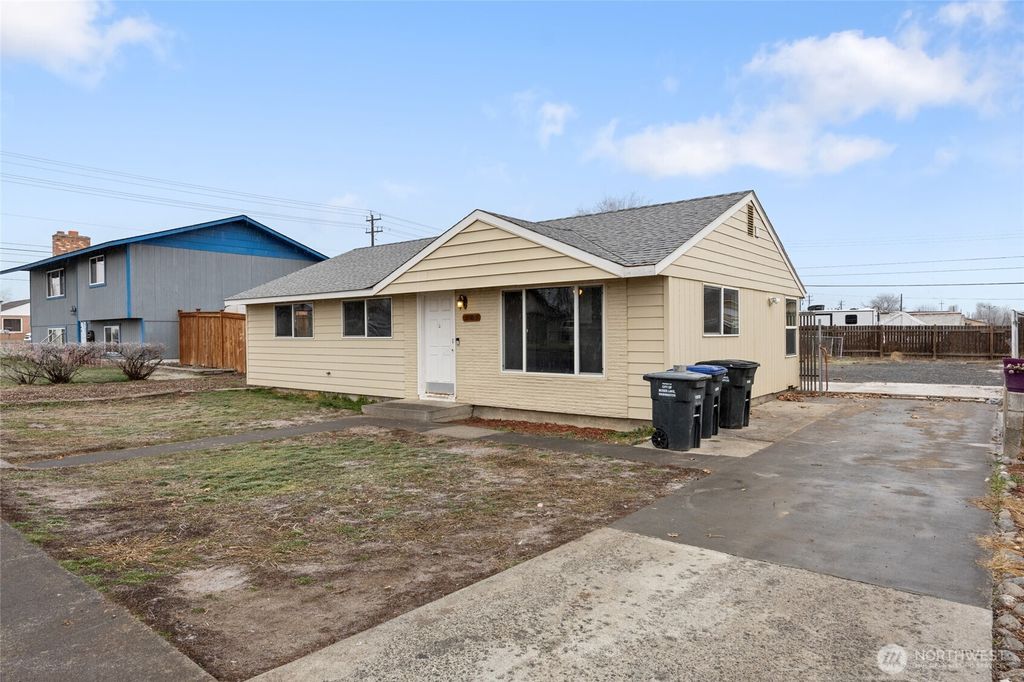 Photo of 709 S Michael Street, Moses Lake, WA 98837 (MLS # 2464668)