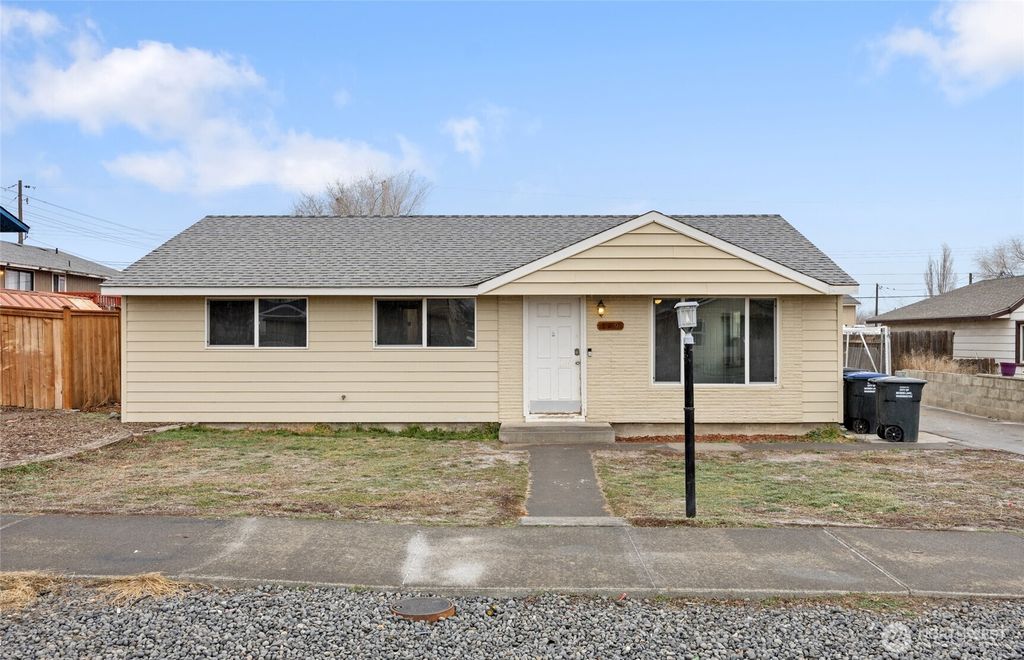 Photo of 709 S Michael Street, Moses Lake, WA 98837 (MLS # 2464668)