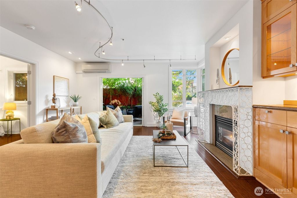 Photo of 719 2nd Avenue W #101, Seattle, WA 98119 (MLS # 2392825)