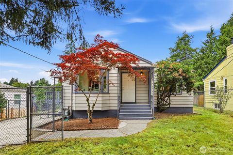Photo of 10713 15th Avenue NE, Seattle, WA 98125 (MLS # 2551366)