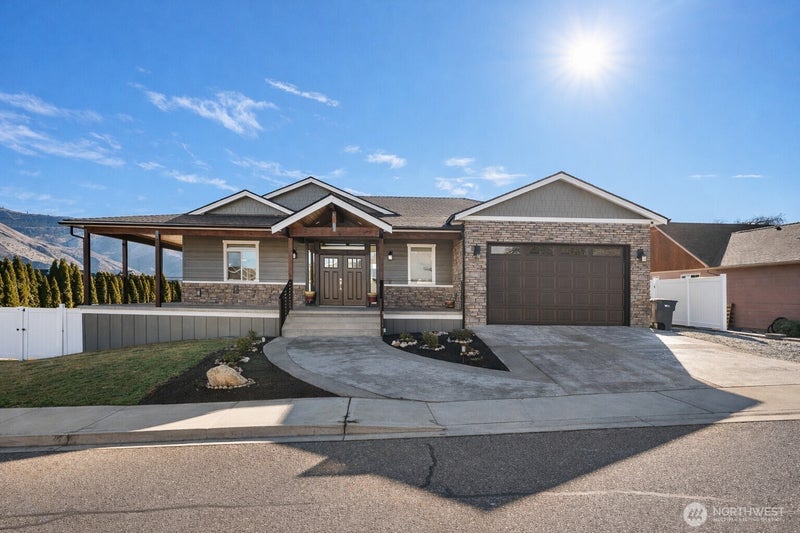 1038 Crest Loop