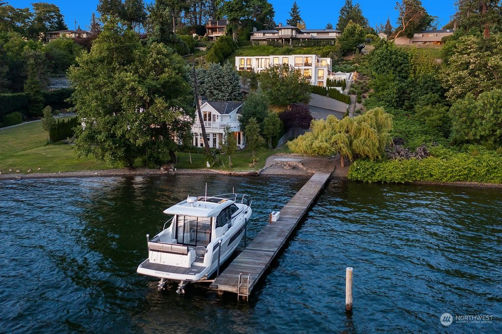 Photo of 3225 Evergreen Point Road, Medina, WA 98039 (MLS # 2183618)