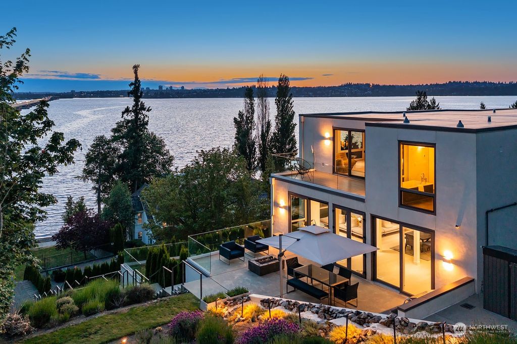 Photo of 3225 Evergreen Point Road, Medina, WA 98039 (MLS # 2183618)