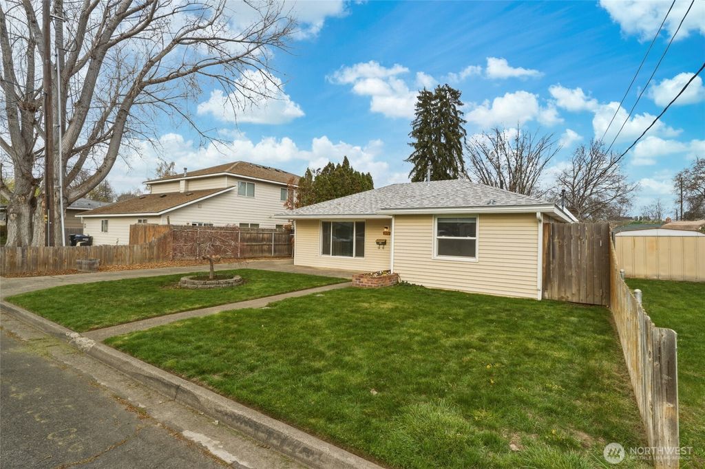 Photo of 1551 J St, Walla Walla, WA 99362 (MLS # 2499559)