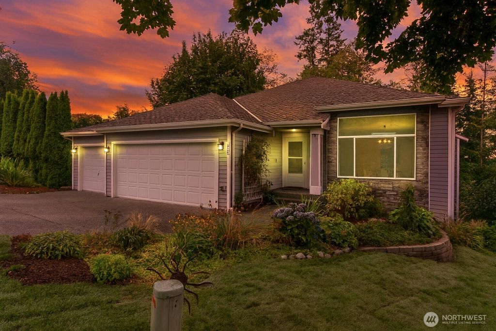 Photo of 605 40th Place, Everett, WA 98201 (MLS # 2414608)