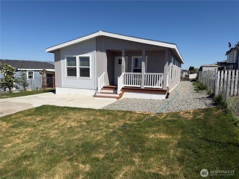 Photo of 402 Maple Avenue #52, Sunnyside, WA 98944 (MLS # 2519321)