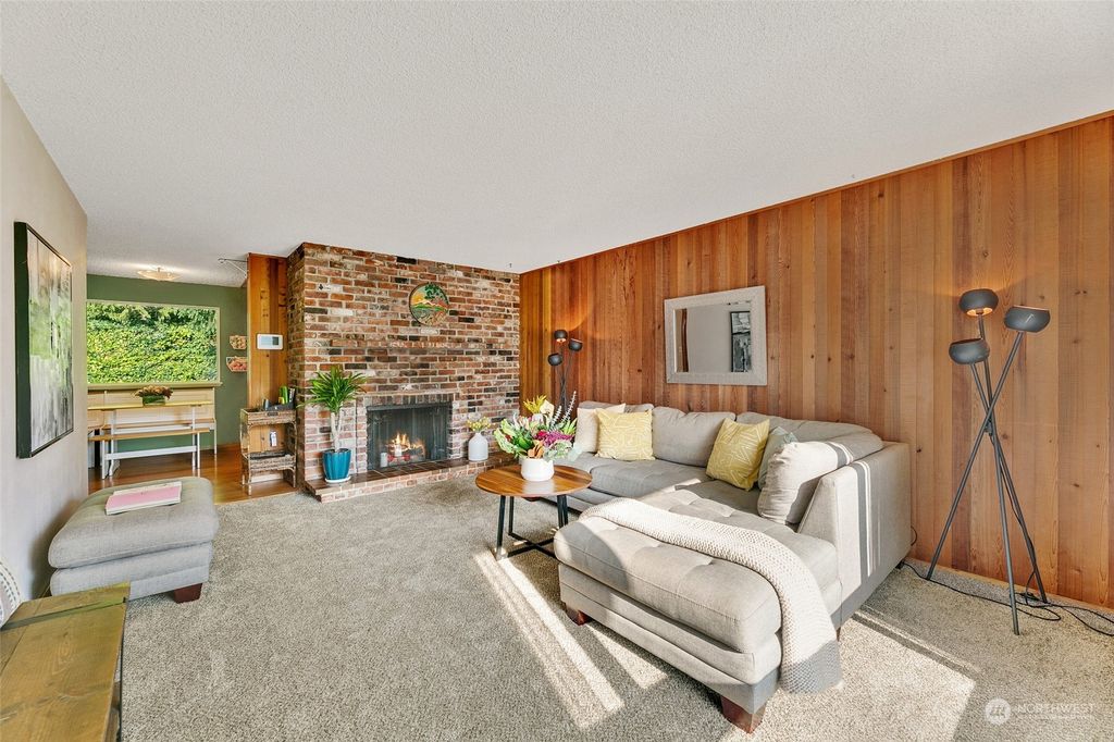 Photo of 562 N 185th Place, Shoreline, WA 98133 (MLS # 1995990)