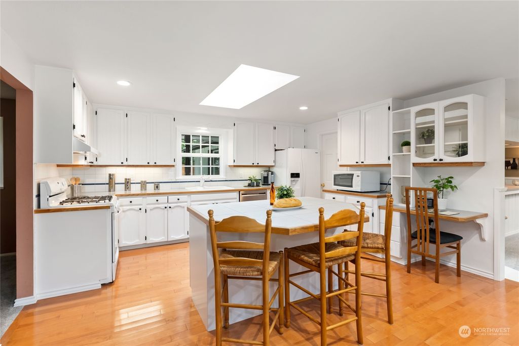 Photo of 2614 Whitman Avenue NE, Renton, WA 98059 (MLS # 2269058)