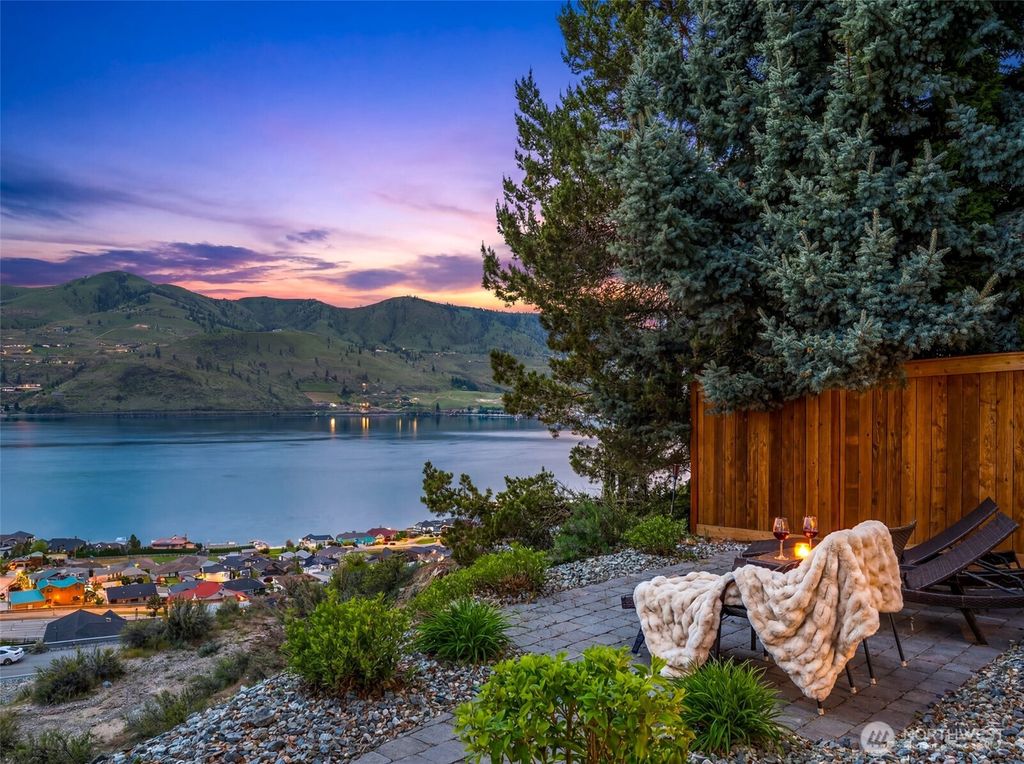 Photo of 122 Lookout Way, Chelan, WA 98816 (MLS # 2510723)