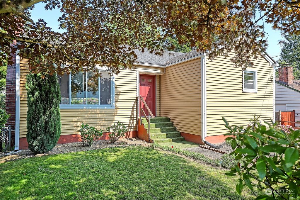 Photo of 11058 Fremont Avenue N, Seattle, WA 98133 (MLS # 2071655)