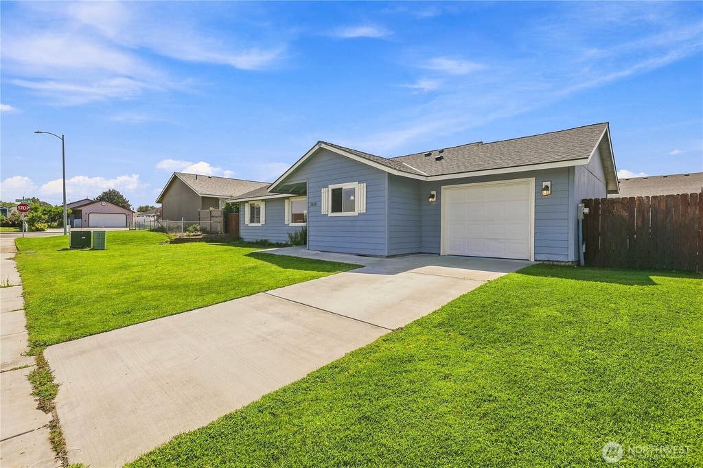 Photo of 1414 E Adelia Court, Pasco, WA 99301 (MLS # 2569997)