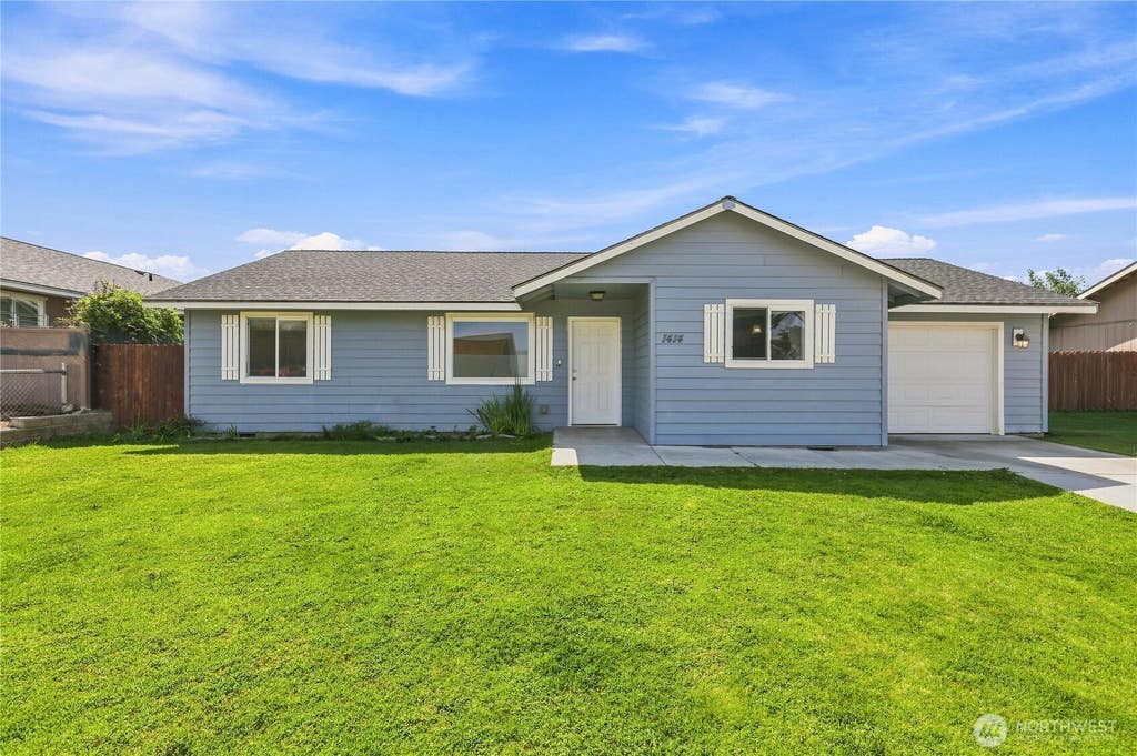 Photo of 1414 E Adelia Court, Pasco, WA 99301 (MLS # 2569997)