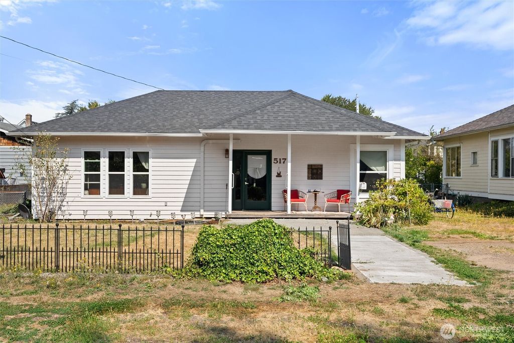 Photo of 517 Roberts Street, Monroe, WA 98272 (MLS # 2429744)