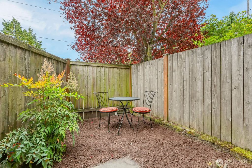 Photo of 516 B N 46th Street, Seattle, WA 98103 (MLS # 2417514)
