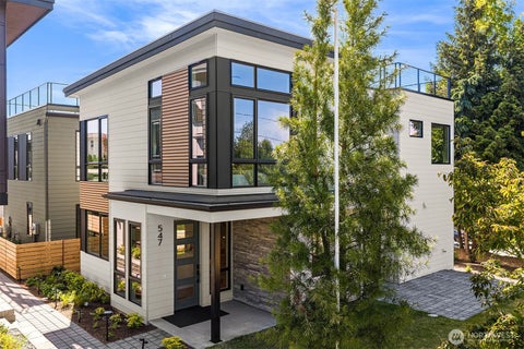 Photo of 547 16th Avenue W, Kirkland, WA 98033 (MLS # 2582171)