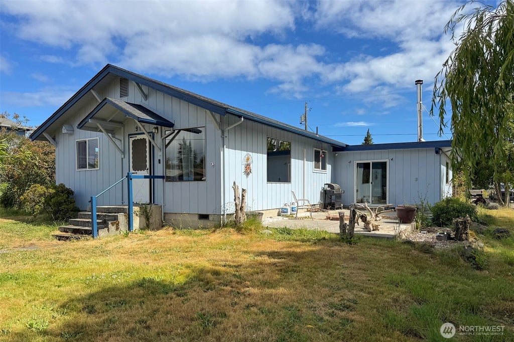 Photo of 915 W 11th St ST, Port Angeles, WA 98363 (MLS # 2546947)