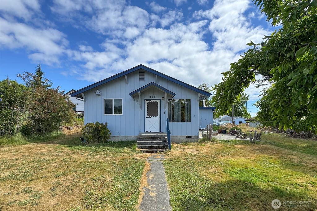 Photo of 915 W 11th St ST, Port Angeles, WA 98363 (MLS # 2546947)