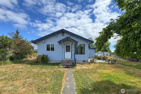 Photo of 915 W 11th St ST, Port Angeles, WA 98363 (MLS # 2546947)