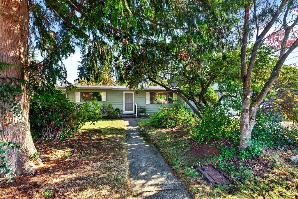 Photo of 10230 126th Avenue SE, Renton, WA 98056 (MLS # 2589649)