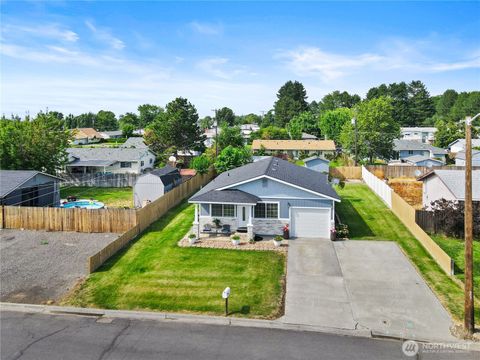 Photo of 415 E Sylvan Drive, Othello, WA 99344 (MLS # 2417150)