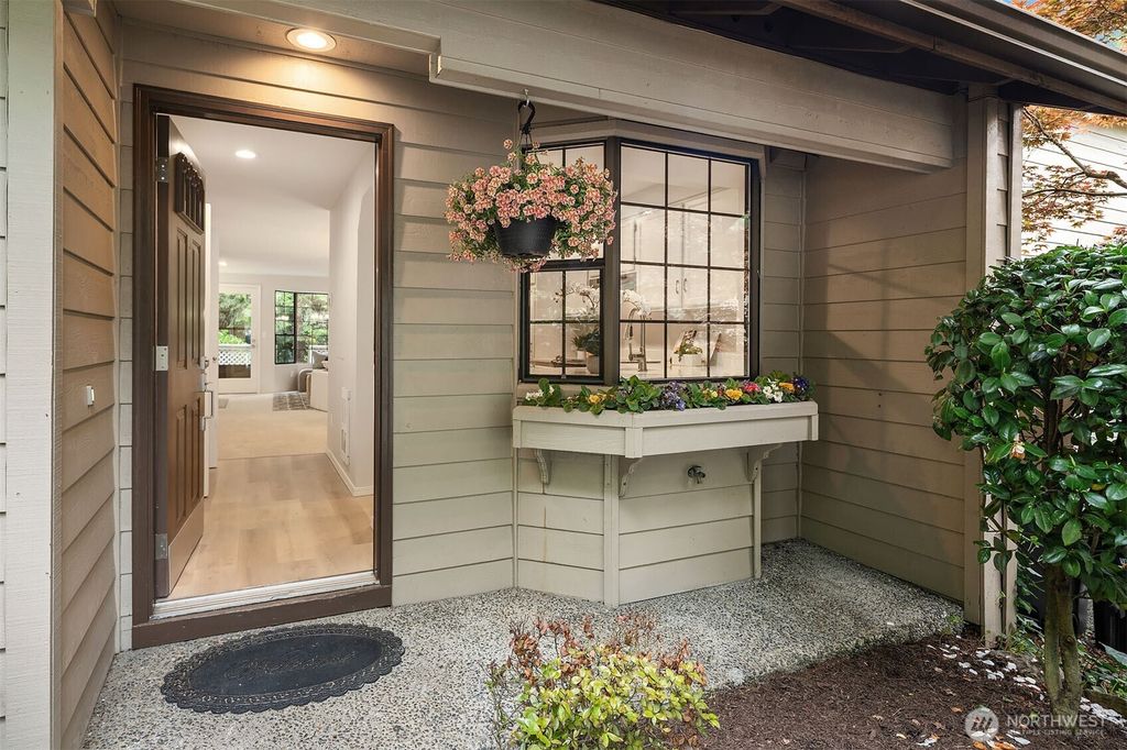Photo of 13706 NE 85th Street, Redmond, WA 98052 (MLS # 2517969)