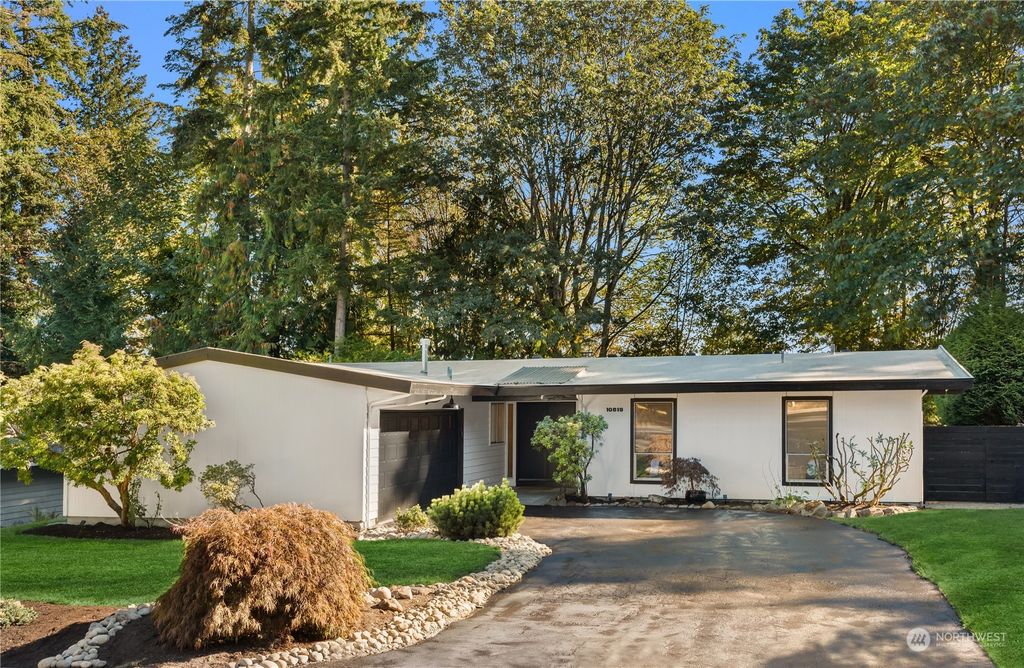 Photo of 10819 NE 154th Court, Bothell, WA 98011 (MLS # 2006086)