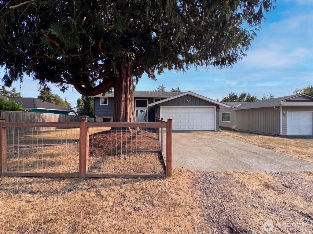 Photo of 422 116th Place SW, Everett, WA 98204 (MLS # 2570153)