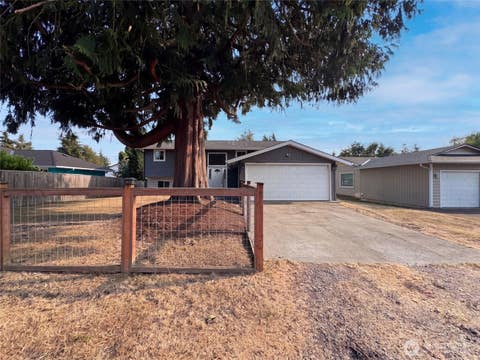 Photo of 422 116th Place SW, Everett, WA 98204 (MLS # 2570153)
