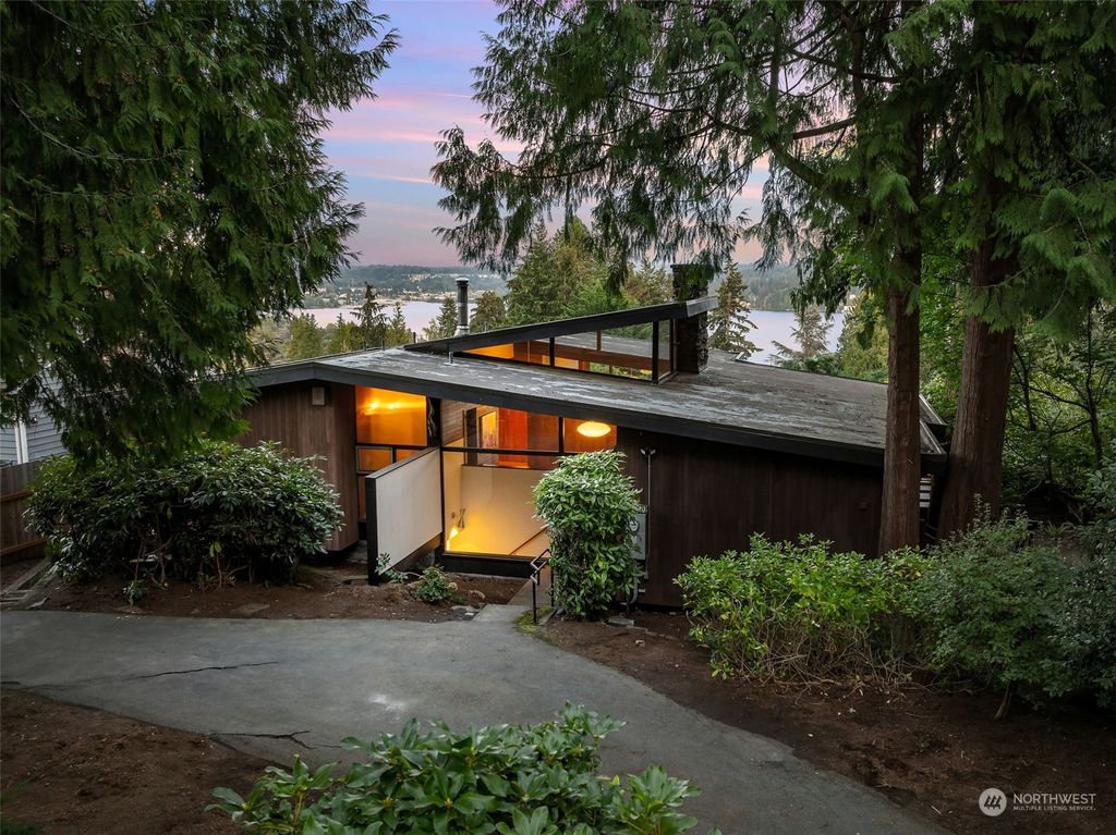 Photo of 16040 35th Avenue NE, Lake Forest Park, WA 98155 (MLS # 2293544)