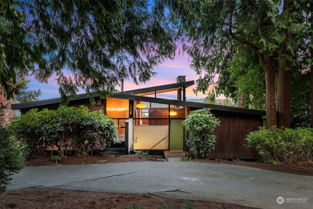 Photo of 16040 35th Avenue NE, Lake Forest Park, WA 98155 (MLS # 2293544)