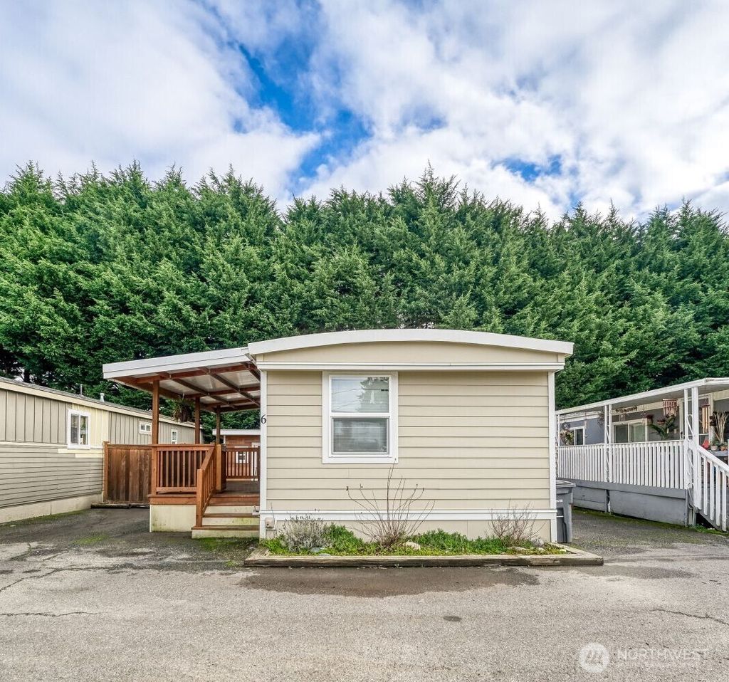 Photo of 1831 S 268th St #6, Des Moines, WA 98198 (MLS # 2469111)