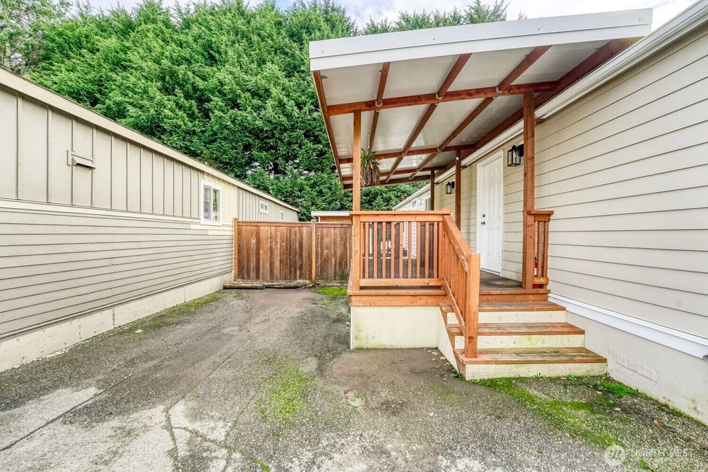 Photo of 1831 S 268th St #6, Des Moines, WA 98198 (MLS # 2469111)