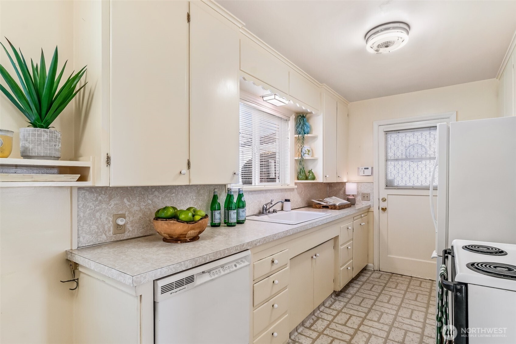 Seattle, Washington 98126, United States, 3 Bedrooms Bedrooms, ,2 BathroomsBathrooms,Residential,Pending,2099