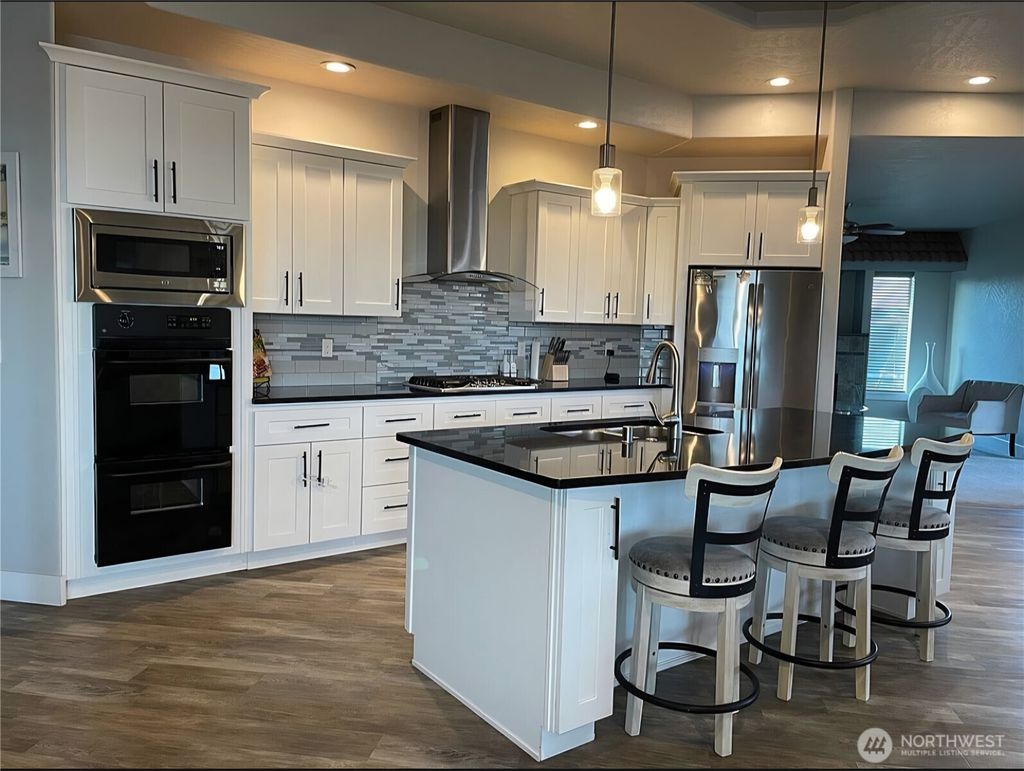 Photo of 6401 Eagle Crest Dr. Dr, Pasco, WA 99301 (MLS # 2461721)