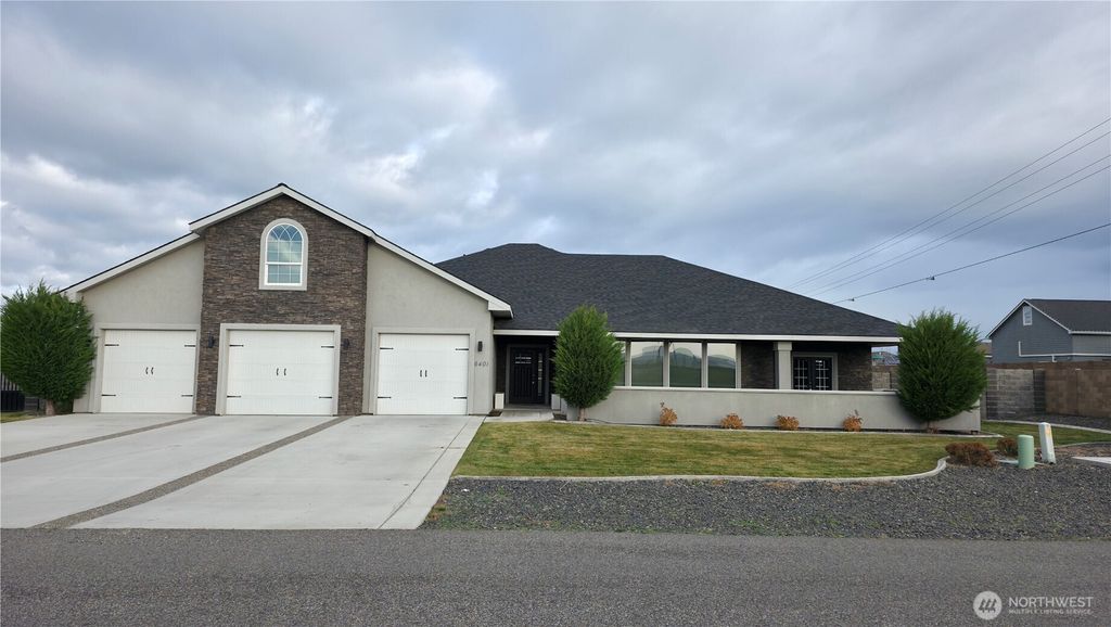 Photo of 6401 Eagle Crest Dr. Dr, Pasco, WA 99301 (MLS # 2461721)