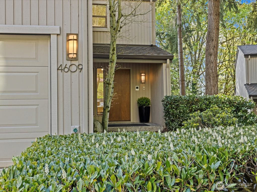 Photo of 4609 102nd Lane NE, Kirkland, WA 98033 (MLS # 2495260)