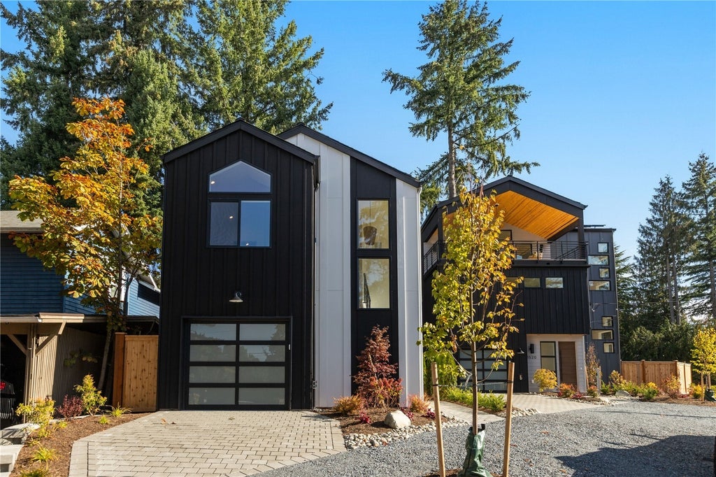 Photo of 1518 NE 113th Street, Seattle, WA 98125 (MLS # 2590959)