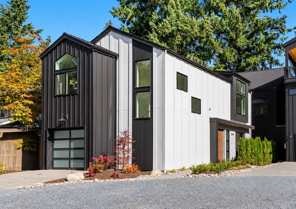 Photo of 1518 NE 113th Street, Seattle, WA 98125 (MLS # 2590959)