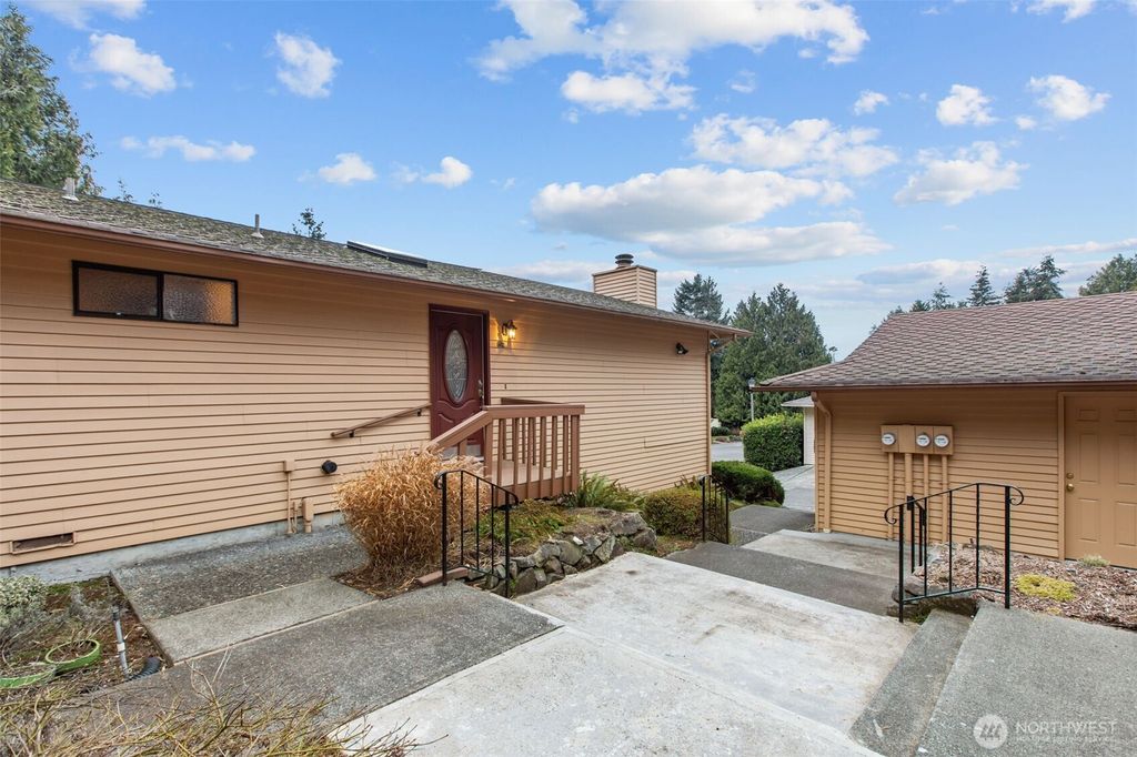 Photo of 1118 S 249th Place, Des Moines, WA 98198 (MLS # 2332629)
