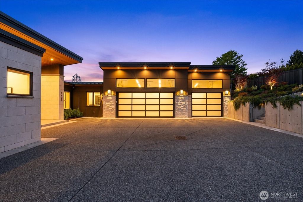 Photo of 1421 88th Avenue NE, Clyde Hill, WA 98004 (MLS # 2509683)