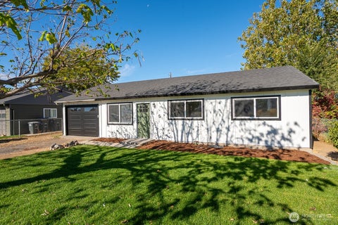 Photo of 710 S Hawthorne Drive, Moses Lake, WA 98837 (MLS # 2591326)