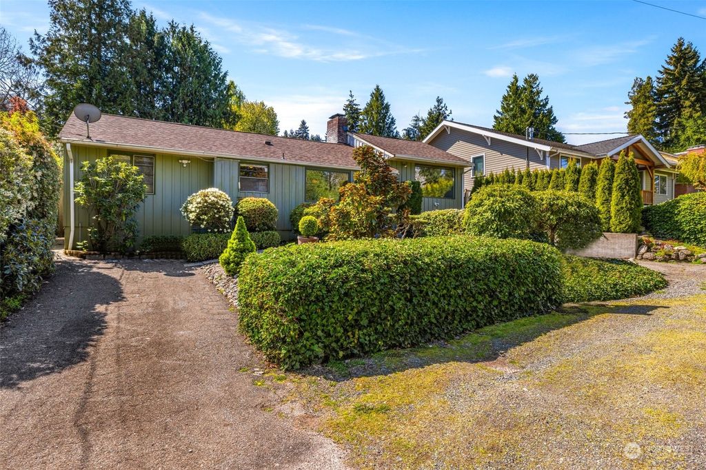 Photo of 3233 NE 105th Street, Seattle, WA 98125 (MLS # 2213111)