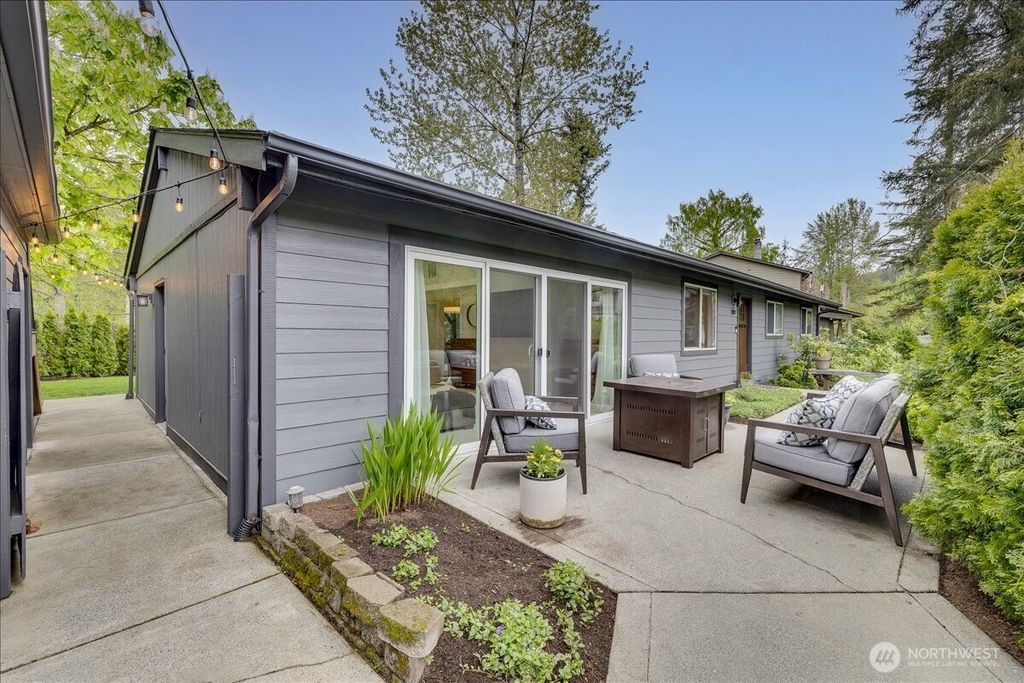 Photo of 1109 Lewis Lane SE, Issaquah, WA 98027 (MLS # 2513254)