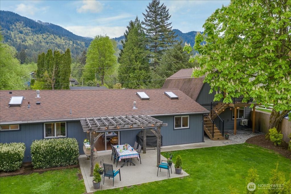 Photo of 1109 Lewis Lane SE, Issaquah, WA 98027 (MLS # 2513254)