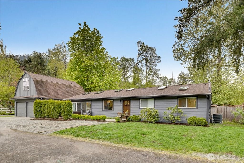 Photo of 1109 Lewis Lane SE, Issaquah, WA 98027 (MLS # 2513254)