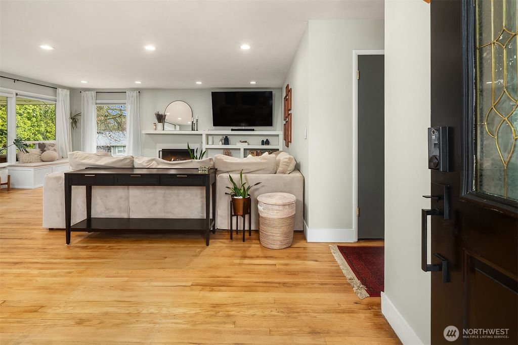 Photo of 4711 Castle Lane, Everett, WA 98203 (MLS # 2491137)