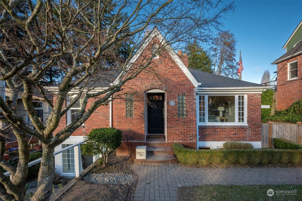 Photo of 312 NE 95th Street, Seattle, WA 98115 (MLS # 2191199)