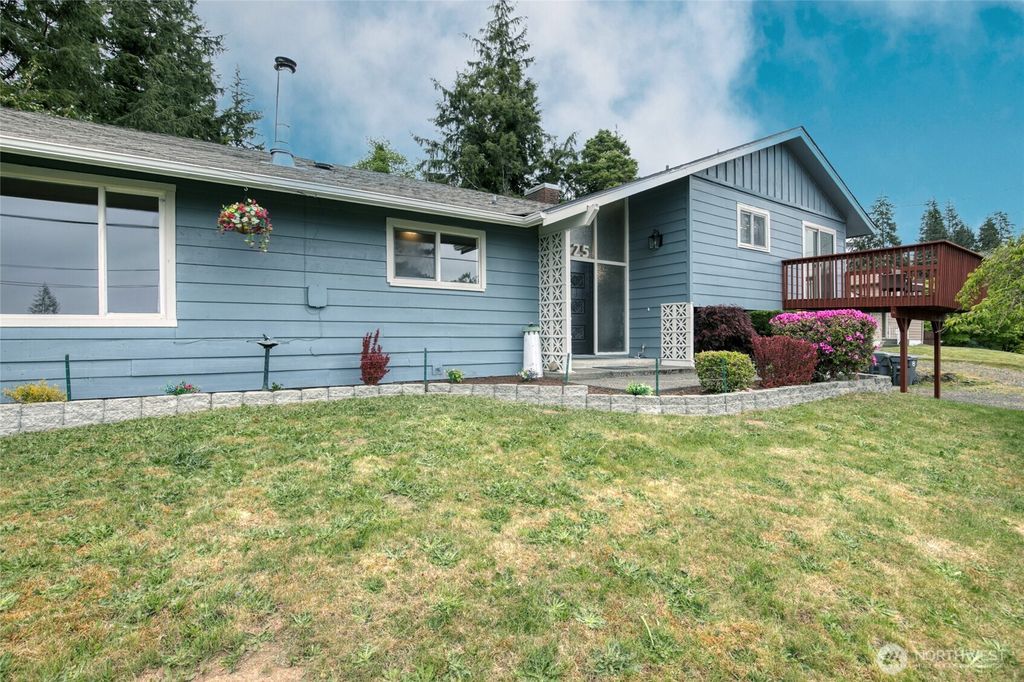 Photo of 425 Beacon Hill Road, Hoquiam, WA 98550 (MLS # 2518256)