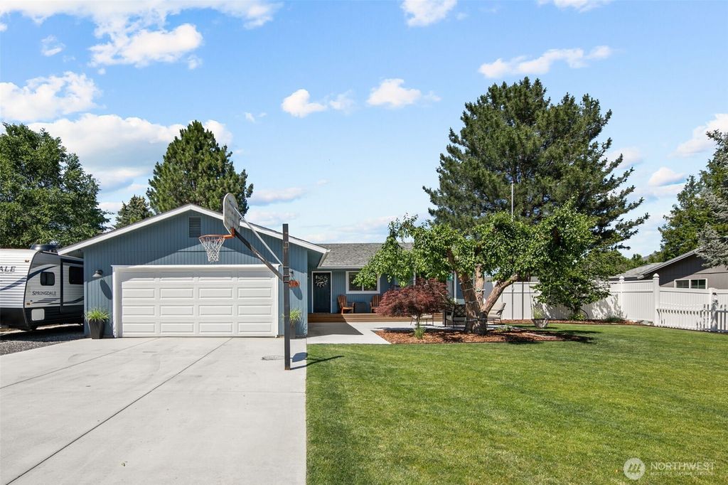 Photo of 1318 Welch Avenue, Wenatchee, WA 98801 (MLS # 2532236)