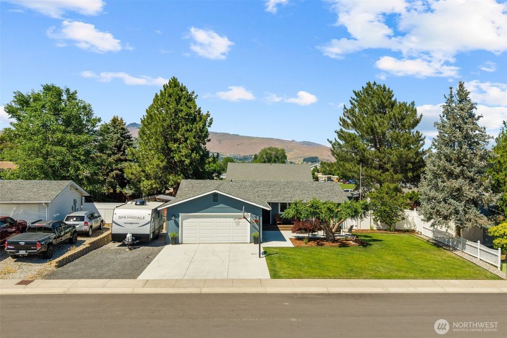 Photo of 1318 Welch Avenue, Wenatchee, WA 98801 (MLS # 2532236)